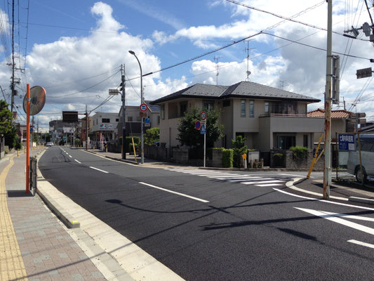 東黒門跡を進むと、右に久我縄手が分岐。