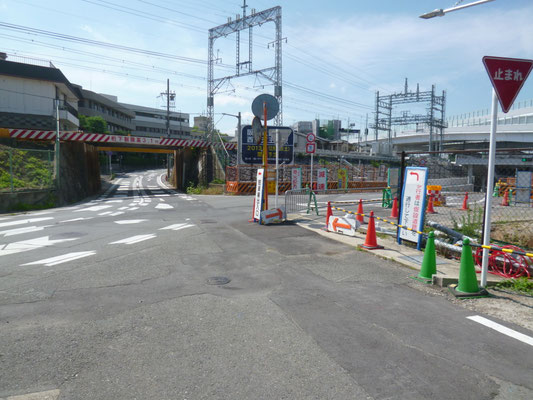 2013年撮影。阪急京都線のガード下を通るのが丹波街道。