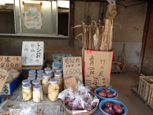 竹の皮も商品です。