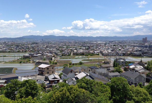 西山公園体育館から長岡京跡をみる(長岡京市域)。右端の高いビルのところがJR長岡京駅付近。