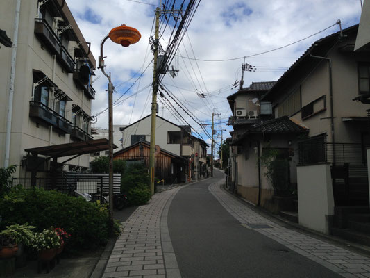島坂(向日市)。長岡京廃都の原因に一つ、藤原種継暗殺事件のあったところだ。『土佐日記』にもその地名が登場する。