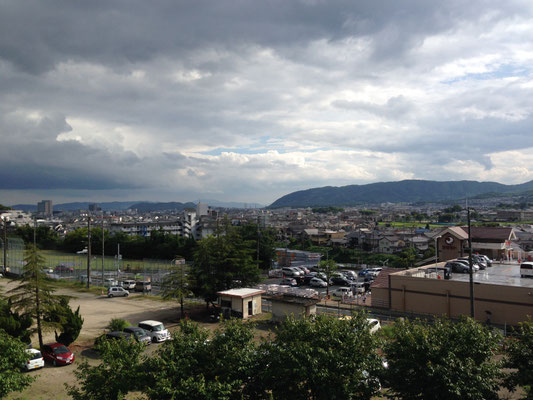向日丘陵西側からみた天王山と男山。長岡京南が一望だ。