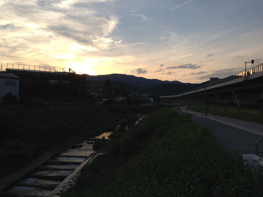 夕暮れ。左の建物は長岡第四中学校