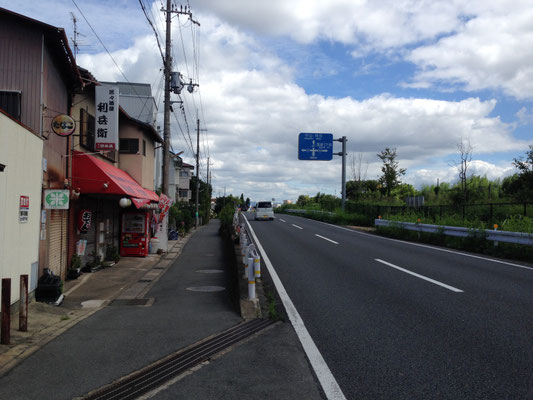 馬場を抜けると、一文橋まで小畑川沿いに北進。車道の下が旧道だ(長岡京市)。