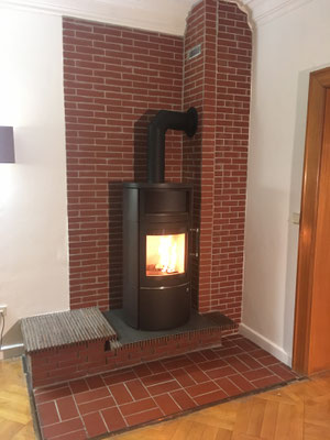 Kaminofen auf Sockel 