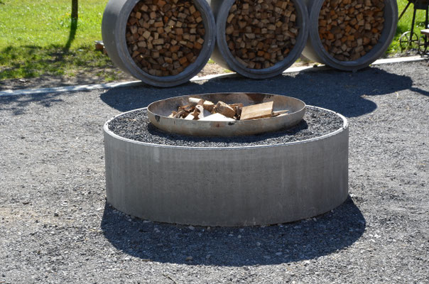 Große Feuerschale zum Grillen