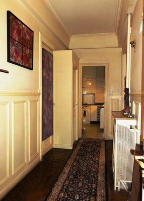 エントランス  　奥に見えるのがキッチン、その手前右側に居間への入口、左のドアはお手洗いです   