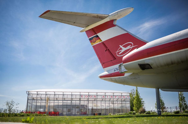 Ein nachgebauter Flughafen mitten auf dem Acker in Stölln
