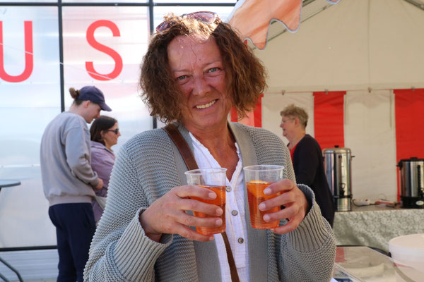 Kulinarischer Support: Der Otto-Lilienthal-Verein sorgte für Erfrischungen, Grillgut und Aperol unter freiem Himmel.