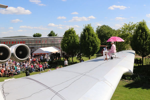 Ein Ort mit Weitblick: Die IL-62, einst Regierungsflugzeug der DDR, wurde zum klangvollen Freiluftkonzertsaal.