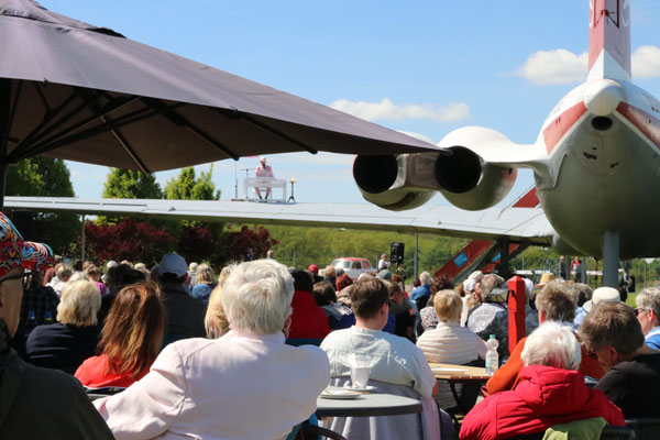 300 Besucher erleben schöne Stunden in Stölln beim Konzert auf dem Flugzeug