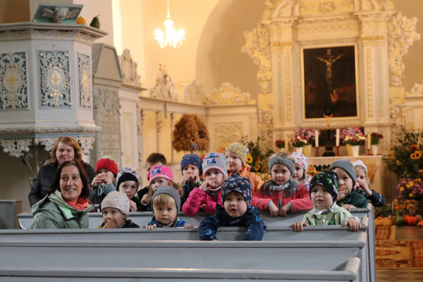 Die Kinder der Kita „Haus der kleinen Racker“ entdecken mit Thomas Kübler die Orgel in der Kirche Bellingen.