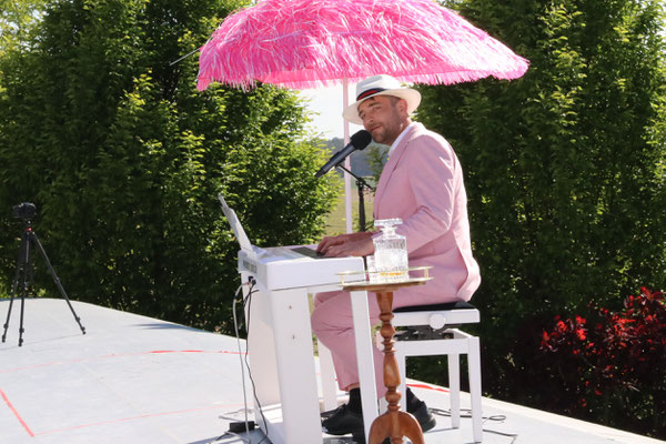Konzert über den Wolken (fast): Thomas Kübler verzauberte das Publikum von der Tragfläche aus – ganz in Rosa.