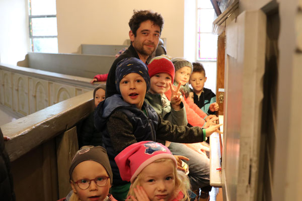 Musik zum Anfassen: Auf der Empore erklärt Thomas Kübler, wie aus Luft Musik wird – die Kinder dürfen selbst ausprobieren.