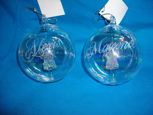 Prénoms gravés sur boule de Noël en verre " Alexis" et  "Maxence"