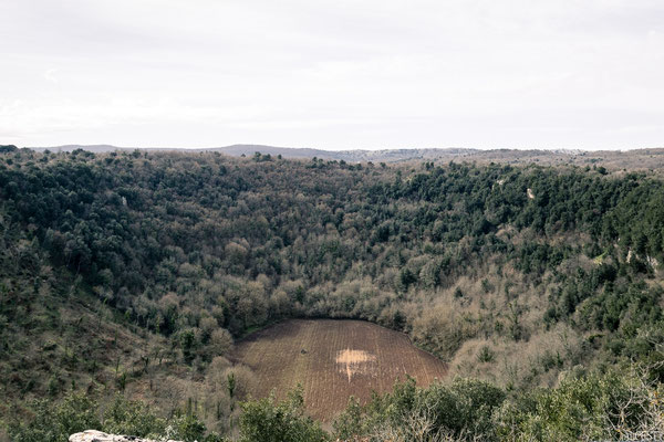 Alla scoperta della Dolina Pozzatina, la seconda più grande d'europa con i suoi 2 km di perimetro ed un pozzo artesiamo sul suo fondo.