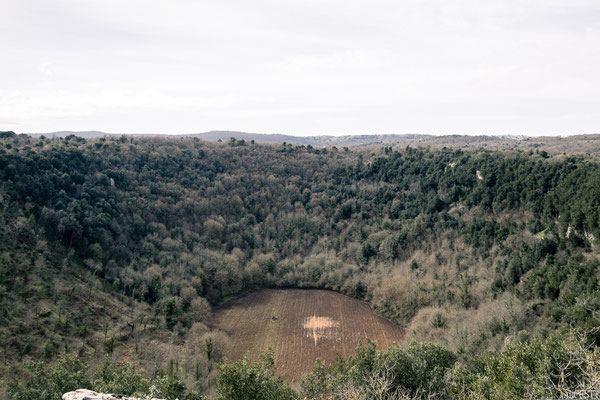 Alla scoperta della Dolina Pozzatina: la più grande d'europa con i suoi quasi 2 km di perimetro ed un pozzo artesiano sul suo fondo.