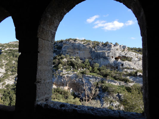 Dalla chiesa rupestre Cristo La Selva si può ammirare parte del Villaggio Saraceno, posto sull'altro versante della gravina