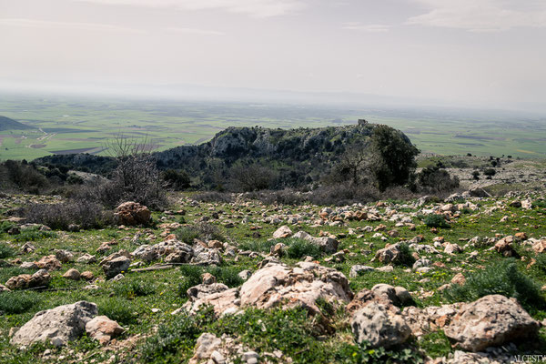 Arroccato su uno sperone di roccia del Gargano, in alta collina a 550 metri sul livello del mare ci sono i ruderi di un castello storicamente quasi inespugnabile per la natura del luogo