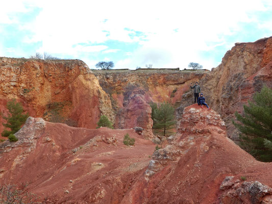 Su imponenti rocce argillose di bauxite