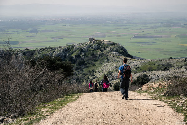 Dopo un notevole sentiero in salita, ecco che uno spettacolare panorama si apre di fronte ai nostri occhi e spunta Castel Pagano