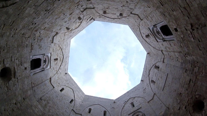 Contenitore di enigmi e misteriosi segreti, ma il castello rivela la sua natura di maniero medievale, ricco di simboli come la rappresentazione in pietra della corona ottagonale degli Svevi