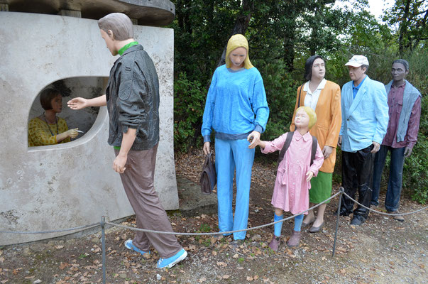 Haus im Wald und Warteschlange / Kei Nakamura, Japan und Dolorosa Sinaga, Indonesien