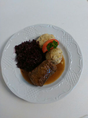 Rindsroulade mit Knödel und Blaukraut (Seniorenteller)