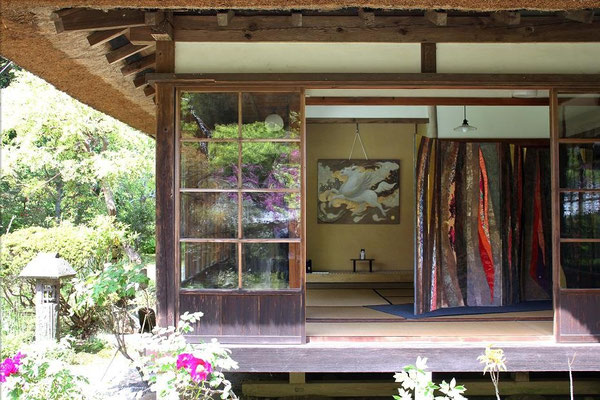 2013年04月20日 浄智寺の展示 「索冥 -SAKUMEI-」・50Fと（北鎌倉）  浄智寺の庭から床の間をを覗き込む。 「索冥」と「猫箱」。