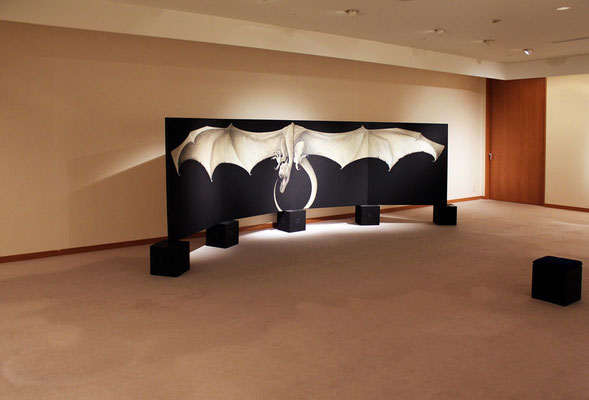 2011年4月20日日本橋高島屋の個展会場。「翼竜図」四曲一隻。