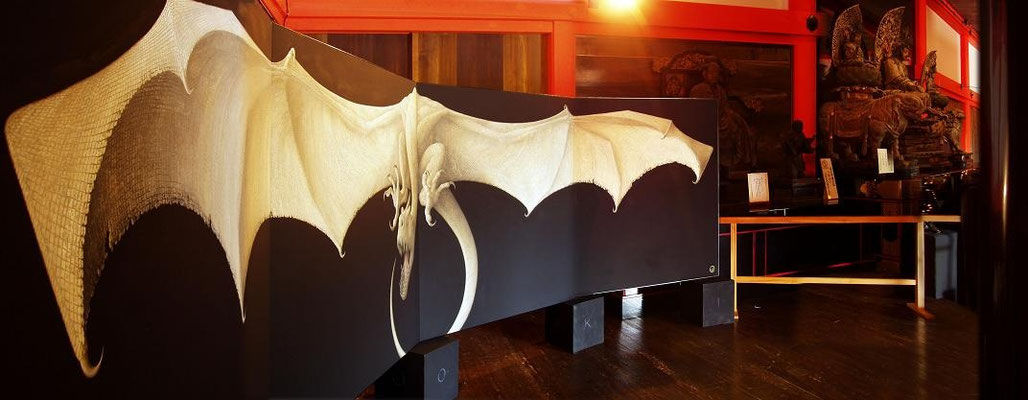 2009年10月25日 清水寺・経堂の展示（京都）  天井画の円龍に対峙する東西の龍の対決をコンセプトに描いた屏風「翔竜」四曲一隻。