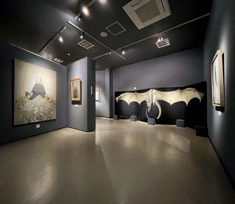 2024年3月15日榎俊幸展『楽園と人間』河口湖ミューズ館・与勇輝館での展示。
