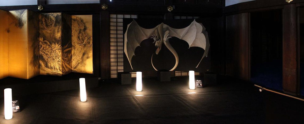  2010年10月28日 元離宮二条城・二之丸御殿台所の展示（京都）  陰翳礼讃をコンセプトにした「龍の間」の展示「翼竜」二曲一隻（右）。