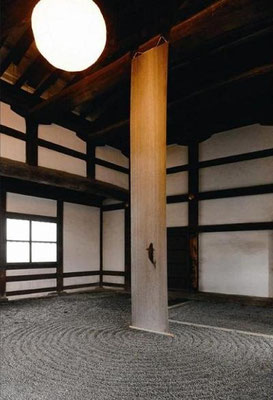 2009年11月04日 元離宮二条城・二之丸御殿台所の展示（京都）  二条城の土間の砂利を水に見立て、高い天井から瀧に見立てた軸を垂らす展示「龍門の瀧」。