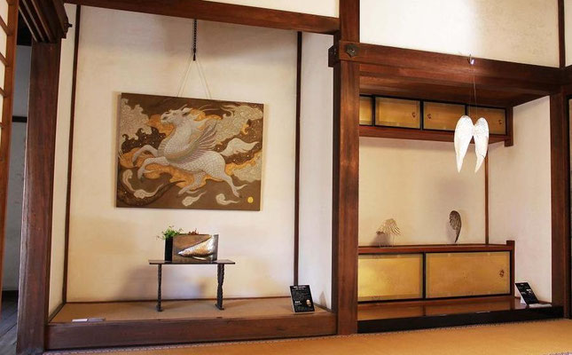 2013年03月15日 御寺泉涌寺の展示 「索冥 -SAKUMEI-」・50F（京都）  白い麒麟の別名が「索冥」。 「索」とは、手繰り寄せる綱（仏像が手に握る縄）。「冥」とは、何も見えない暗闇の世界。