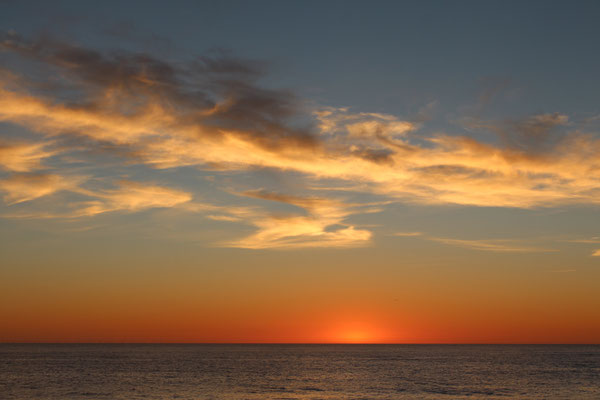 Sonnenuntergang mit schönen Wolken
