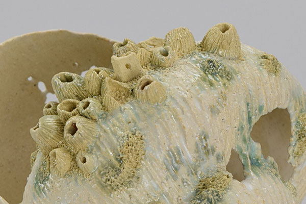 隠れ家     Hideout                     Ceramics     17×14×16 cm     2016