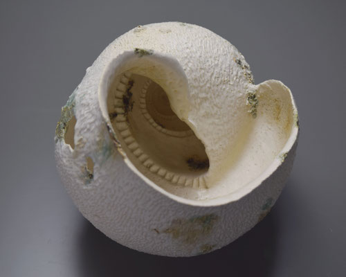 降りていく     Leave                     Ceramics     33×28×27 cm     2016