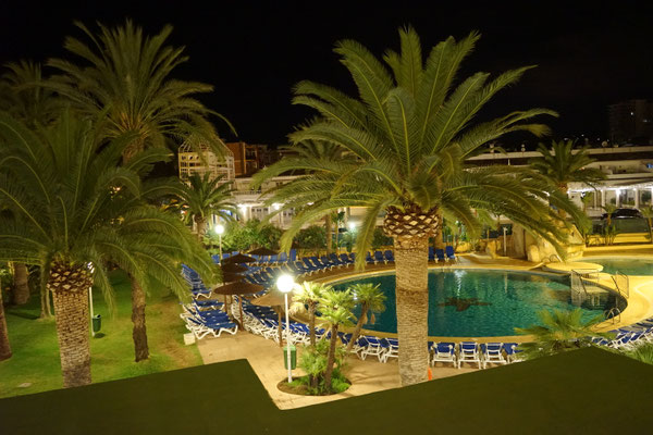 Poolbereich am Abend