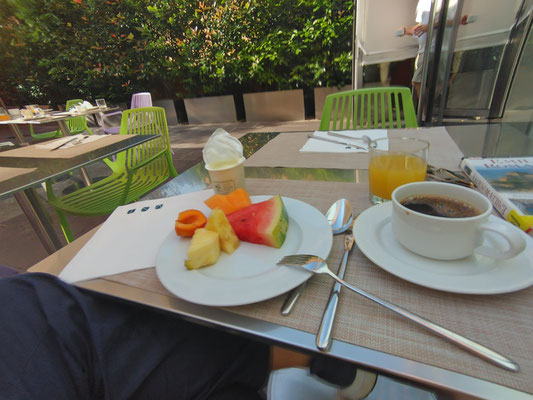 Frühstück im Innenhof des Unahotels Bologna Centro