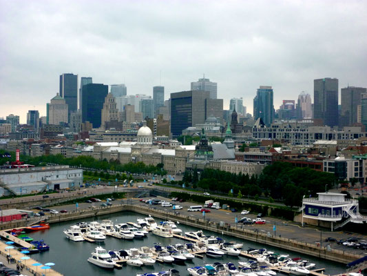 Blick auf den alten Hafen, die Altstadt und Downtown Montreal von der Jacques Cartier Brücke