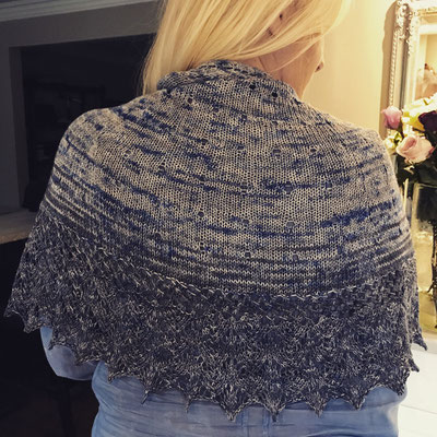 Kindness shawl av Jaala Spiro i Silkawoola. Orginalmönstret använder 100 g, men jag ville ha den lite större och tog ca 150 g.