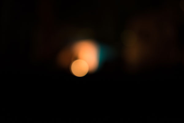 Nachtaufnahme mit Lichtkegel im dunkeln auf der Il de Re