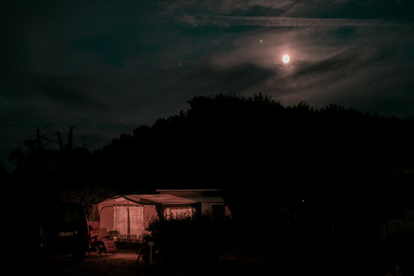 Beleuchtetes Zelt auf der Il de Re im Mondschein.