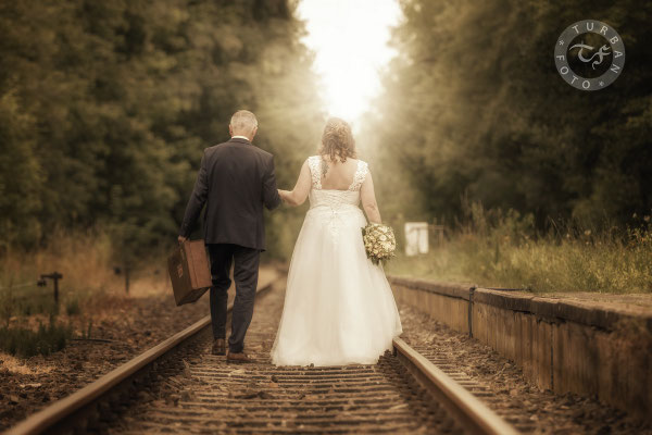 Brautpaar auf Bahnschienen Hochzeit Fotograf