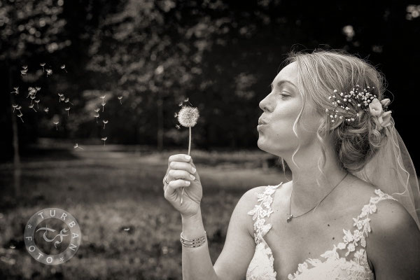 Braut mit Pusteblume