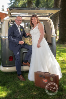 Brautpaar mit Brautauto Shooting zur Hochzeit