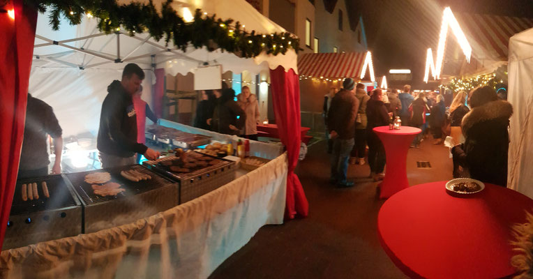 Die Grillstation mit leckeren Bratwürsten