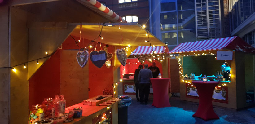Weihnachtlich geschmückte Hütten