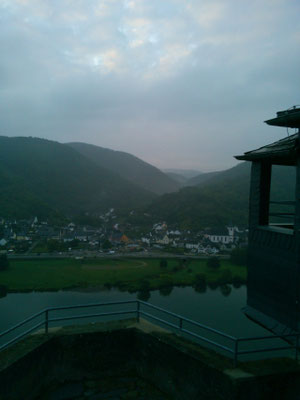 私の部屋から見える朝靄の風景。朝靄が神秘な感じを演出してくれます。